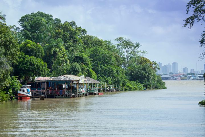  Απέναντι από το Παν/μιο της Belém, το νησάκι Combú επί του Igarapé, παραπόταμου του Αμαζονίου.