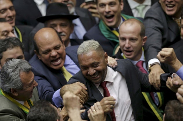 Tiririca, ein brasilianischer Komiker und Mitglied der Abgeordnetenkammer des brasilianischen Kongresses, erhält Glückwünsche nach seiner Stimme für die Amtsenthebung der Präsidentin Dilma Rousseff am 17. April 2016 in Brasília.