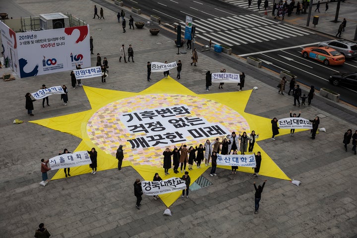 그린유스와 대학생신재생에너지기자단이 광화문 광장에서 재생가능에너지 확대를 요구하는 퍼포먼스를 하고 있다