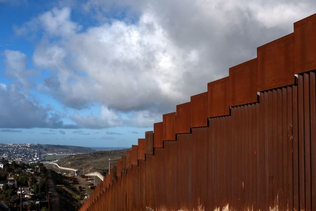 트럼프가 '국경장벽'에 대해 : '콘크리트가 싫으면 철로