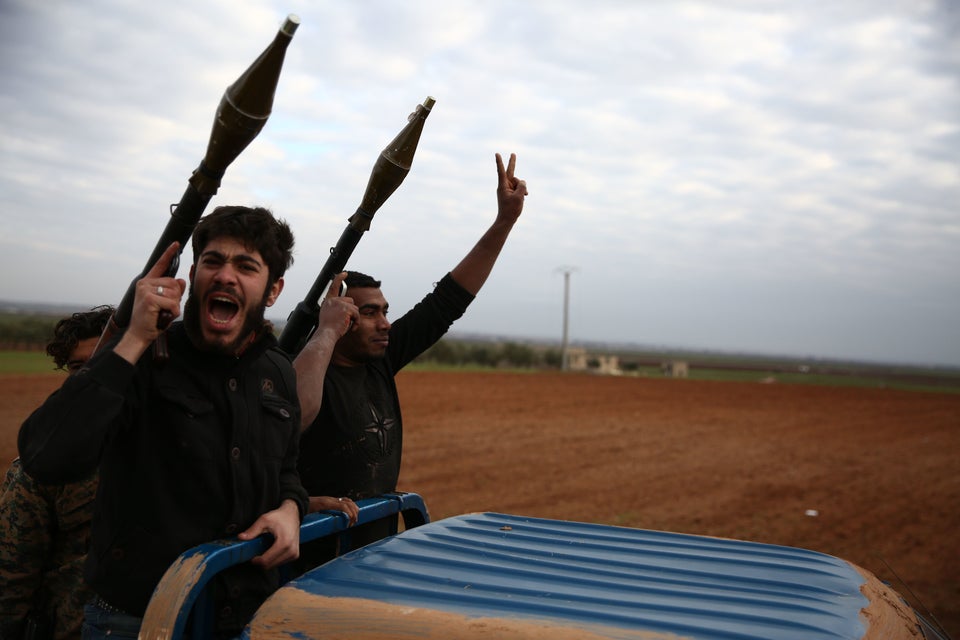 Im Norden Aleppos bereiten sich Rebellen der Freien Syrischen Armee auf einen möglichen Angriff auf Manbij vor.