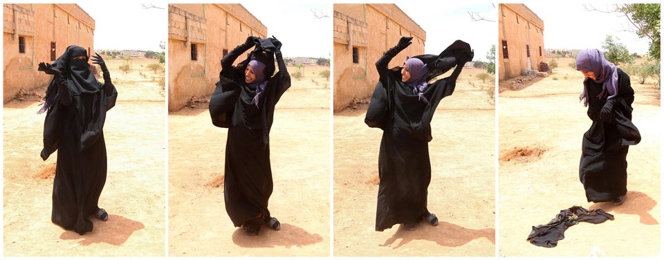 Provinz Manbij: Eine junge Frau wirft nach der Befreiung ihres Dorfes vom IS ihren Schleier ab.