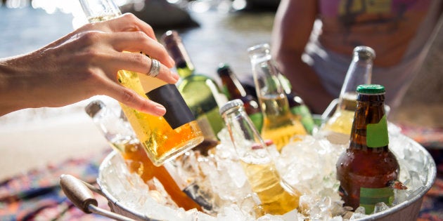 Quando a cerveja estiver parcialmente imersa na água ou no gelo do cooler ou do balde, gire-as de vez em quando para misturar a parte gelada com a outra que não está tão assim.