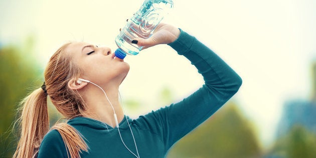 Para adultos, o ideal seria beber de 2,5 litros a 3 litros por dia.