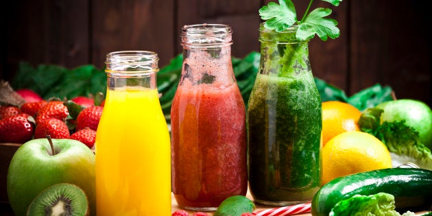 O suco, feito com couve e outros diferentes ingredientes, é fonte de fibras, vitaminas, minerais, clorofila, ácidos fenólicos e flavonóides.