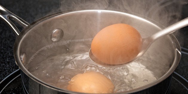 O ovo vai cozinhar mais rápido porque você não tem que ferver uma panela cheia de água: apenas vai esquentar um pouco de água no fundo da panela.