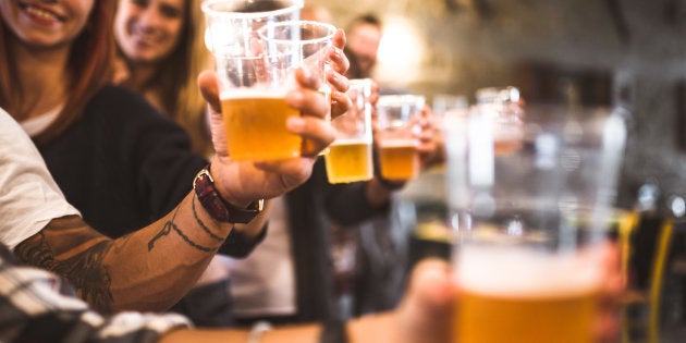 A descoberta surpreendeu a todos: justamente dois dos hábitos que ajudaram os pacientes a viverem mais foram beber álcool e café todos os dias.