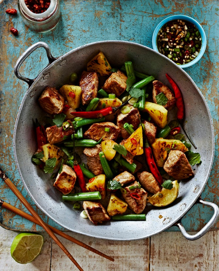 Vegetais salteados com proteína magra e arroz integral é uma combinação campeã.