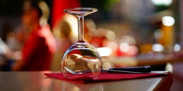 Levar seus vinhos para o restaurante é divertido e econômico!