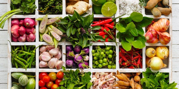É possível reduzir o sal no dia a dia, substituindo-o ou misturando com temperos naturais.