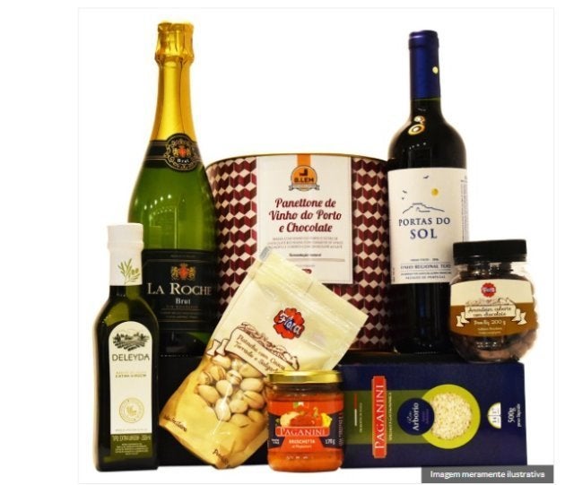 Vinho, espumante, pistache e azeite compõem esta bela cesta de Natal.