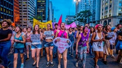 Enquanto mulheres clamam por direitos, parlamentares tentam