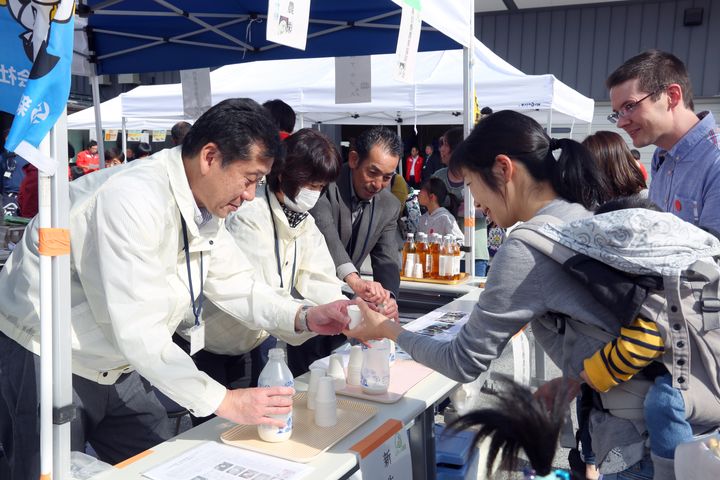 Seikatsu Club hosts a tasting event to introduce producers and cooperative members.