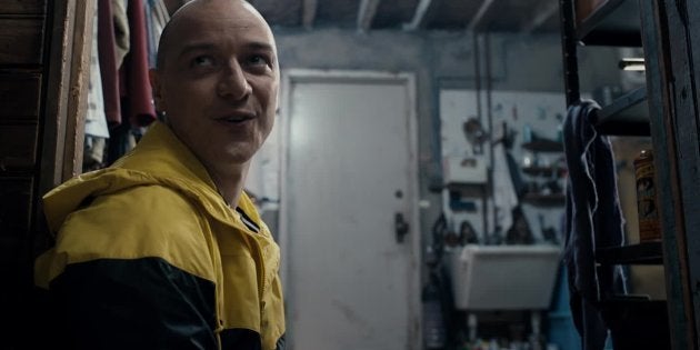 No filme, o protagonista se divide em 23 personalidades com idades, gêneros e doenças diferentes.