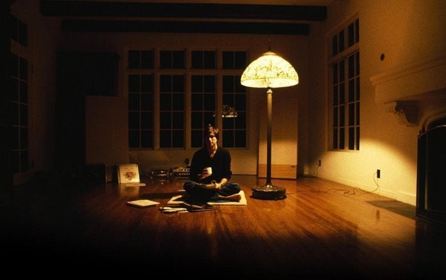Steve Jobs em sua casa em 1982. "Isso era típico da época. Eu era solteiro. Tudo o que você precisava era de uma xícara de chá, uma luz, você sabe, e era tudo o que eu tinha".