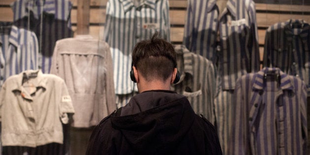 Um homem visita o museu Yad Vashem, em Israel, em memória ao Holocausto.