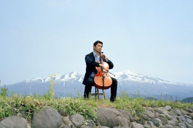 Kobayashi encontra uma renovação que enche seus dias de significado. Ele é o principal personagem do filme japonês A Partida (Departures, 2008).