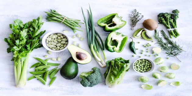 Outras técnicas, como comer conscientemente, também podem ajudar a controlar o desejo por alimentos pouco saudáveis.