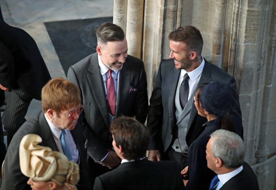 O ex-jogador David Beckham e sua esposa Victoria Beckham conversam com Elton John e companheiro David Furnish