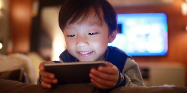 Crianças ficam viciadas em smartphones.