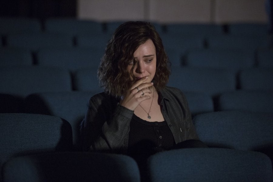Hannah Baker (Katherine Langford) é adolescente protagonista de "13 Reasons Why", que versa sobre sofrimento e suicídio na adolescência.