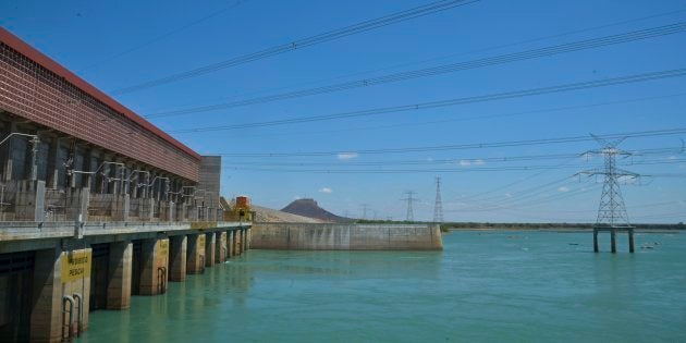 Sobradinho - A Usina Hidrelétrica de Sobradinho tem capacidade total de 1050 megawatts, mas com a falta de água não tem sido possível gerar cerca de 160 megawatts.