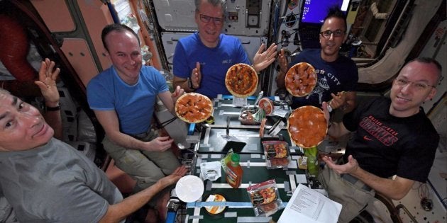 Astronautas da Estação Espacial fizeram uma 'noite da pizza'.