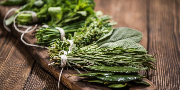 Conheça ervas e temperos para plantar em casa.