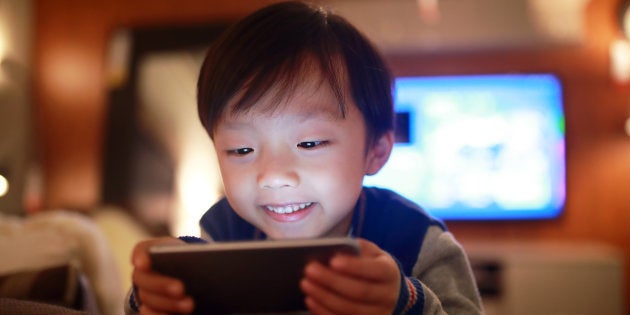 Como decidir quando é o melhor momento de seu filho ter acesso a um smartphone.