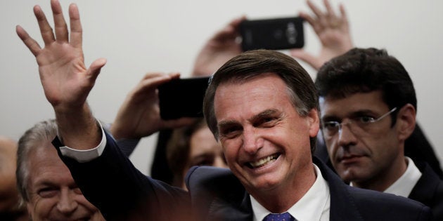 Bolsonaro se filia ao PSL com apoio de eleitores e reforça 