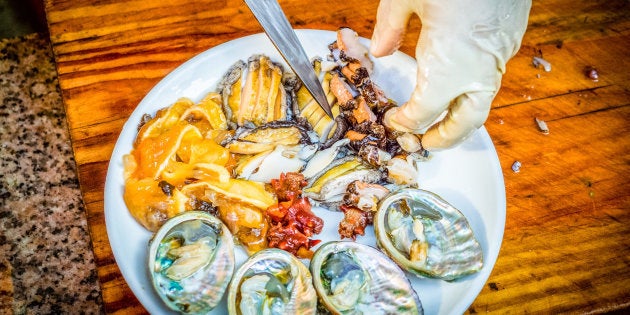 Alimentos crus e frescos, como verduras, peixes crus, ostras e frutos do mar, têm mais chances de contaminação.