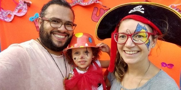O casal, que é surdo, começou a pensar em como poderiam ajudar no desenvolvimento da criança e incentivar a pequena a descobrir a língua de sinais.