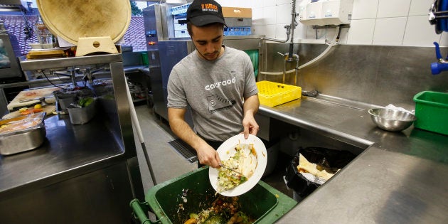 Desperdício de comida é comum em restaurantes no mundo.