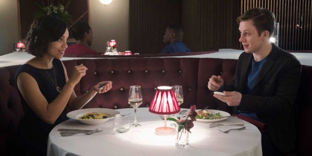 A série 'Black Mirror' trouxe episódio sobre relacionamentos mediados por tecnologia.