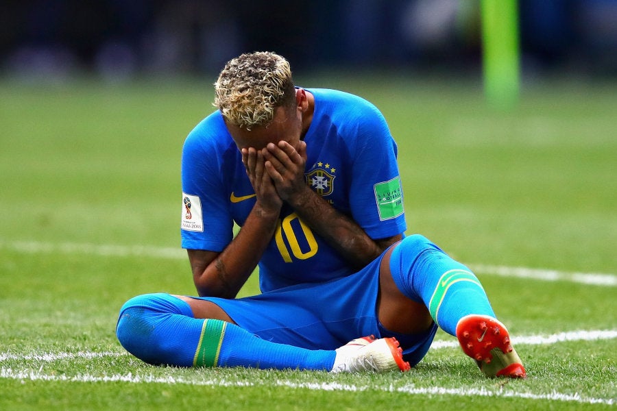 Neymar chora em campo após vitória do Brasil sobre a Costa Rica.