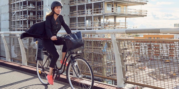 Você também pode ser feliz assim indo trabalhar de bicicleta.