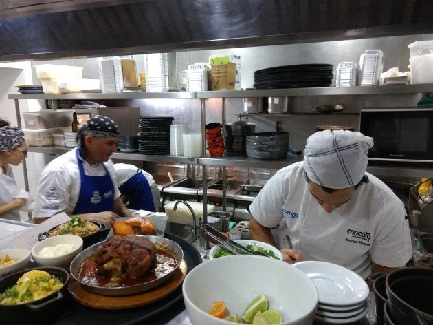 O chef Rodrigo Oliveira trabalhando na cozinha do Mocotó