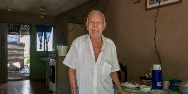 Francisco Gómez, que completou 100 anos em abril, em sua casa, na cidade de Nicoya, Guancaste, Costa Rica.