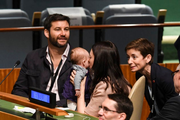 Jacinda Ardern, primeira-ministra da Nova Zelândia, beija a filha Neve Te Aroha Ardern Gayford, observada pelo parceiro, Clarke Gayford, durante a Cúpula da Paz Nelson Mandela, na Organização das Nações Unidas, 24 de setembro de 2018.