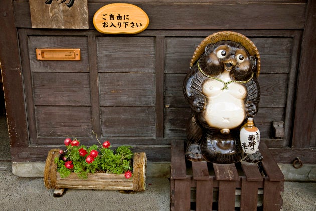 Figurinha carimbada em qualquer izakaya, o tanuki é um tipo de guaxinim travesso e fanfarrão do folclore nipônico.