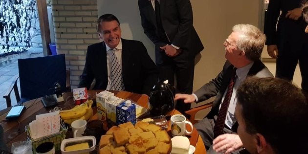 Comidas preferidas de Bolsonaro não fogem ao que aparecem nas fotos: bolos, queijo, Danoninho, pão e suco de caixinha fazem parte do cotidiano do presidente eleito.