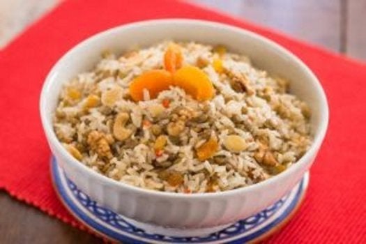 Arroz com frutas secas e lentilhas deve ser servido frio.