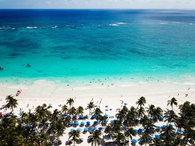 Vista aérea de uma praia de pescadores em Tulum, no México.