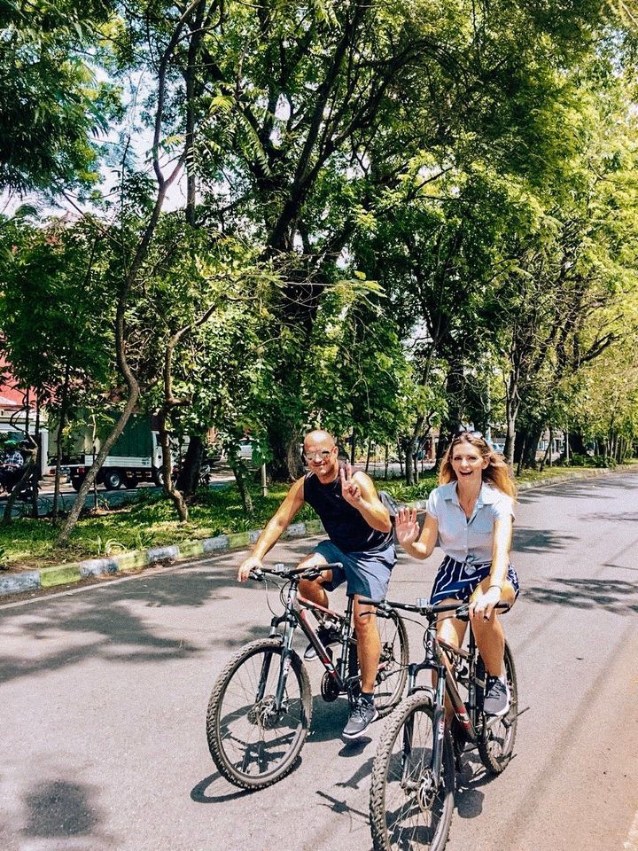 Kashlee et Trevor, son mari, en train de traverser Malang (Indonésie) à vélo, en novembre dernier.