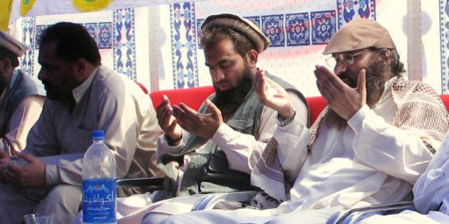 An alleged plotter of Mumbai attacks, Pakistani Zaki-ur-Rehman Lakhvi, center, prays with Syed Salahuddin, right, chief of Hezbul Mujahedeen, or United Jehad Council, at a rally on Saturday, June 28, 2008, in Muzaffarabad, capital of Pakistani Kashmir. Pakistan has detained Zarrar Shah, another alleged mastermind of the Mumbai terrorist attacks, Pakistani Prime Minister Yousuf Raza Gilani confirmed Wednesday, Dec. 10, 2008, apparently making good on pledges to pursue the perpetrators. (AP Photo/Roshan Mughal)