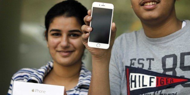 NEW DELHI, INDIA - OCTOBER 17: Apple fans buy newly launched Apple iPhone 6 and iPhone 6 Plus, on October 17, 2014 in New Delhi, India. The 4.7-inch iPhone 6 is available in India at Rs. 53,500 for the 16GB variant, Rs. 62,500 for the 64GB variant, and Rs. 71,500 for the 128GB variant. The 5.5-inch iPhone 6 Plus has been priced at Rs. 62,500 for the 16GB variant, Rs. 71,500 for the 64GB variant, and Rs. 80,500 for the 128GB variant. (Photo by Raj K Raj/Hindustan Times via Getty Images)