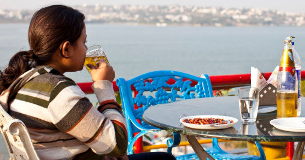 Drinking public. Гоа Индия алкоголь. Алкоголь в общественных местах фото в АОЭ. Drinking alcohol in onrode indian.