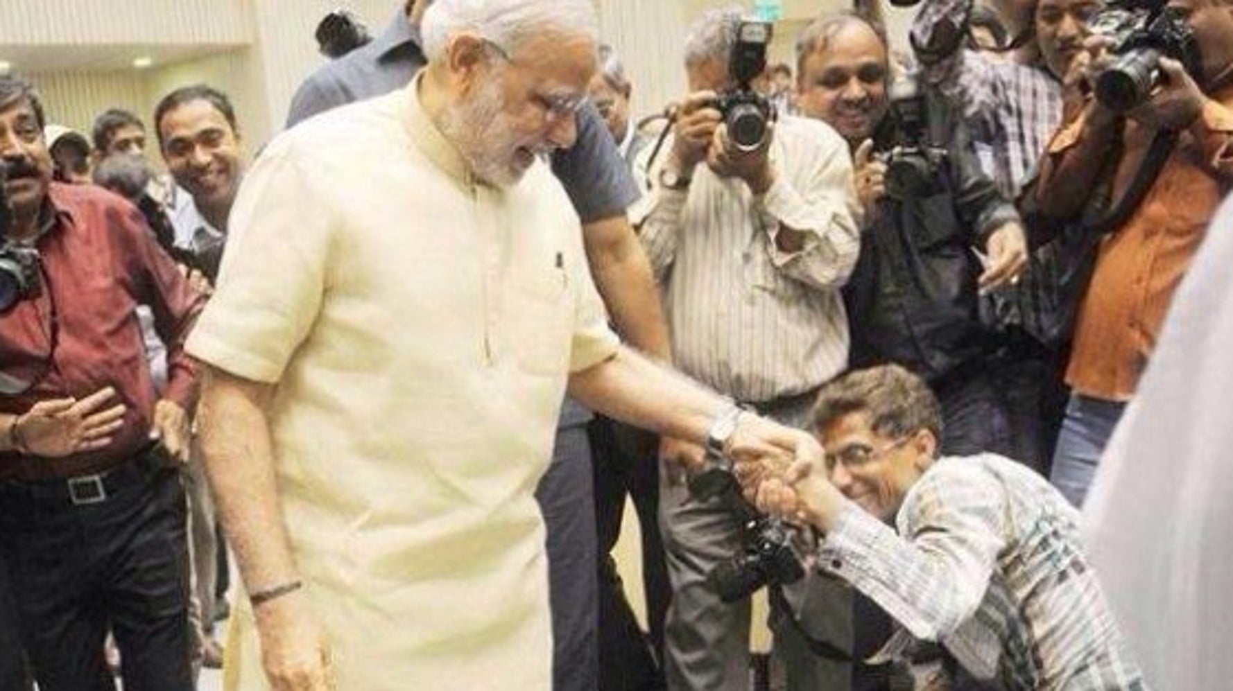 When PM Narendra Modi Lent A Helping Hand To A Photo Journalist ...