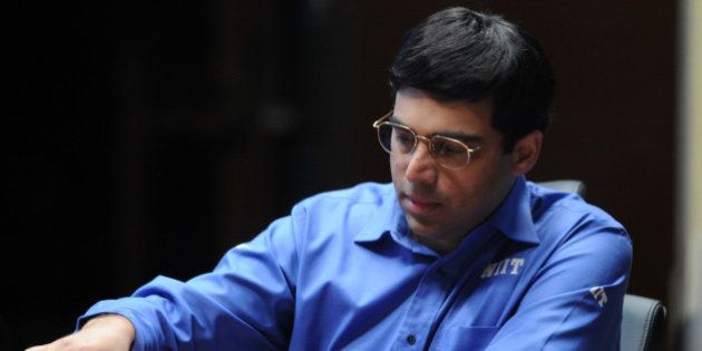 India's Vishwanathan Anand plays during a FIDE World chess championship match against Israel's Boris Gelfand in State Tretyakovsky Gallery in Moscow on May 28, 2012. AFP PHOTO/KIRILL KUDRYAVTSEV (Photo credit should read KIRILL KUDRYAVTSEV/AFP/GettyImages)
