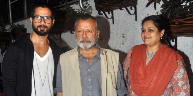 Indian Bollywood actor Shahid Kapoor (L) and his father, actor and director Pankaj Kapoor (C) and his mother, Bollywood actress Supriya Pathak pose for a photograph during a screening of Sri Lankan film Inam, written, directed and produced by Santosh Sivan (L) in Mumbai on late March 26, 2014. AFP PHOTO / STR (Photo credit should read STRDEL/AFP/Getty Images)
